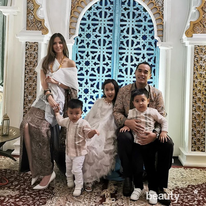 Kompak dengan keluarga, Nia Ramadhani mengenakan atasan putih model off shoulder dan rok dengan belahan di pinggir. Walau terlihat cantik dan fashionable, penampilan nia kali ini sempat banjir kritikan lantaran tampil seksi di momen lebaran. (instagram.com/ramadhaniabakrie/)