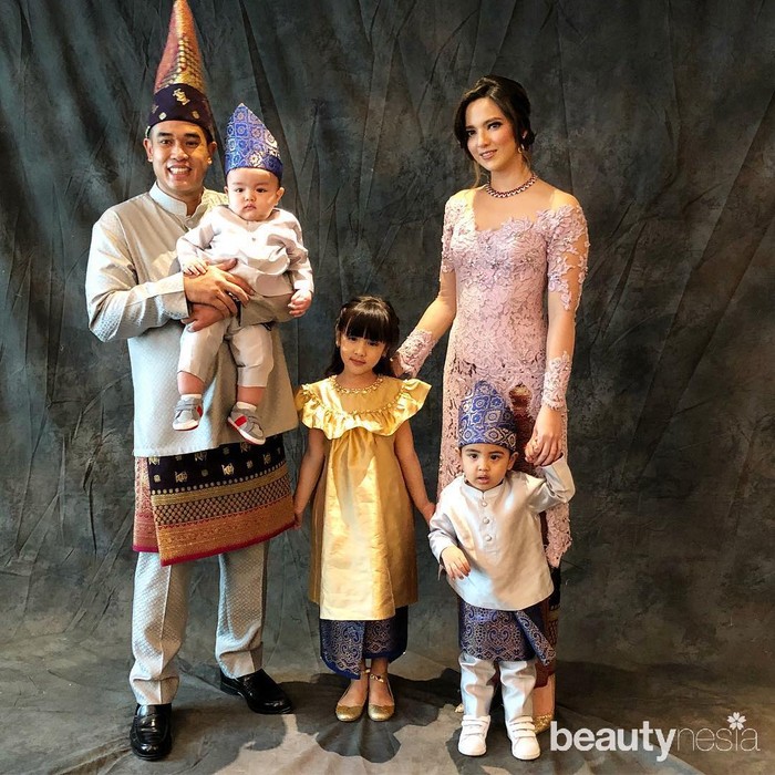 Foto: Seksi dan Anggunnya Nia Ramadhani Pakai Kebaya - Foto 1