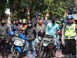 Kala Lagu Indonesia Raya Menggema di Jalanan Kota Bandung