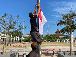 Dikritik Gus Mus, Para Santri Langsung Pasang Bendera di Alun-alun Rembang