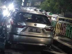Penampakan Mobil Lexus yang Tabrak Tewas Penumpang Motor di Palmerah