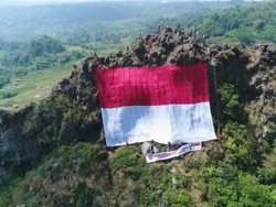 Video Pengibaran Bendera di Puncak Tebing Gunung Api Patenggang