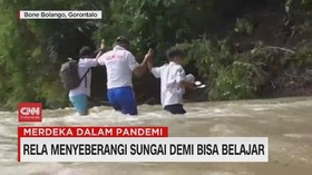 VIDEO: Rela Menyeberangi Sungai Demi Bisa Belajar
