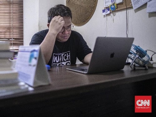 Aktivis sekaligus pemilik rumah produksi Watchdoc, Dandhy Dwi Laksono saat ditemui di kantor Watchdoc di kawasan Bekasi, Jawa Barat, Jumat, 14 Agustus 2020. CNN Indonesia/Bisma Septalisma