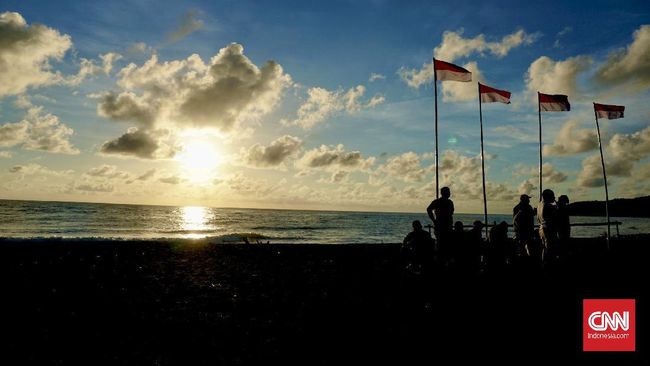 Suku Kei yang mendiami Kabupaten Maluku Tenggara terbiasa memancing ikan dengan anyaman rotan dan pohon kelapa.