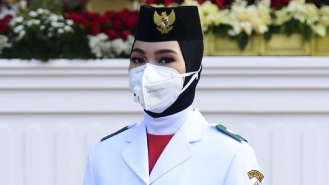 Berbeda dengan petugas pada pagi hari, paskibraka yang bertugas membawa Merah Putih adalah Sylvia Kartika Putri dari Sumatera Utara.