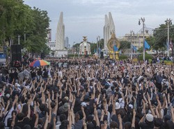 Santuy Banget! Menteri Pendidikan Thailand Ajak Pendemo Ngobrol Bareng