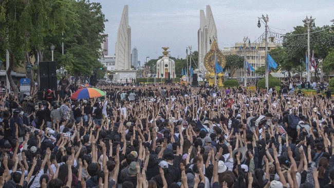Para pengunjuk rasa telah menggelar aksi demonstrasi untuk menuntut PM Prayut Chan-o-cha mundur selama sebulan terakhir.