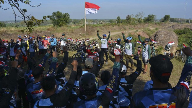 FOTO: Upacara HUT RI di Sungai hingga Pasar Saat Pandemi