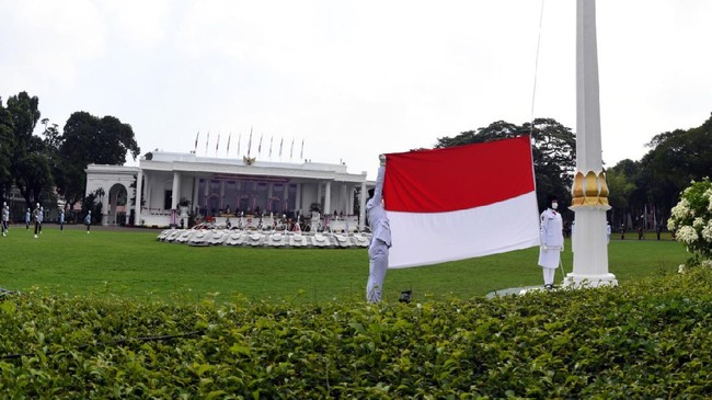 Upacara HUT RI tahun ini tetap digelar di Istana Negara namun dilakukan secara terbatas. Formasi paskibraka pun dilebar agar menjaga jarak.
