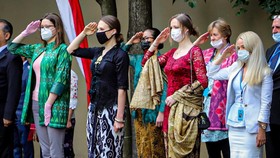 Bule Kenakan Kebaya Saat Perayaan HUT RI ke-75 di KBRI Moskow