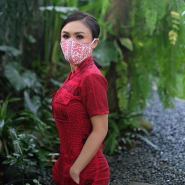 Unggah Foto Pakai Celana Robek, Netizen Khawatirkan Yuni Shara