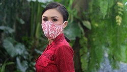 Pakai Daster hingga Celana Robek Saat Berkebun, Yuni Shara Bikin Heboh