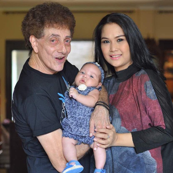 <p>Pasangan ini terpaut usia 37 tahun lho, Bunda. (Foto: Instagram @dewiye04)</p>