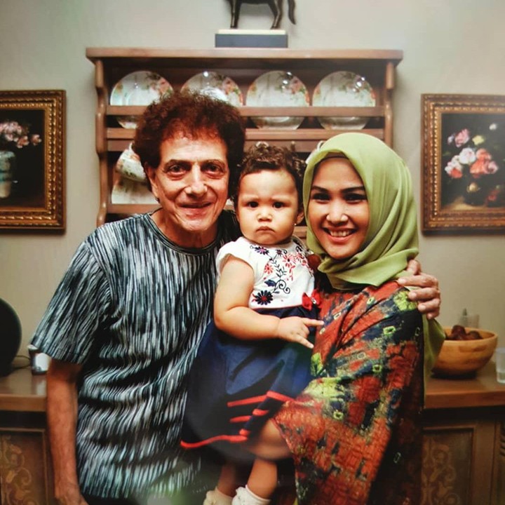 <p>Dari pernikahannya dengan Dewi, Ahmad Albar dikaruniai seorang putri cantik. (Foto: Instagram @dewiye04)</p>