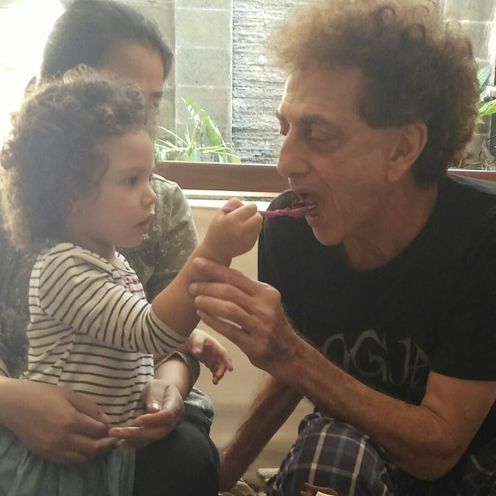<p>Semoga selalu diberi kebahagiaan ya Ahmad Albar dan keluarga. (Foto: Instagram @dewiye04)</p>