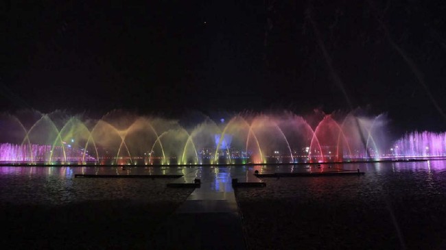 Air Mancur 'menari-nari' dan mengeluarkan warna - warni di kolam Kijang Kota, Kecamatan Bintan Timur Kabupaten Bintan, Kepulauan Riau rusak dan tidak berfungsi.