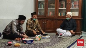 Bupati Rembang Sowan ke Gus Mus soal Alun-alun Tanpa Bendera