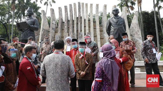 Effendi Simbolon meminta Presiden Joko Widodo membuka pintu dialog dengan tokoh KAMI.