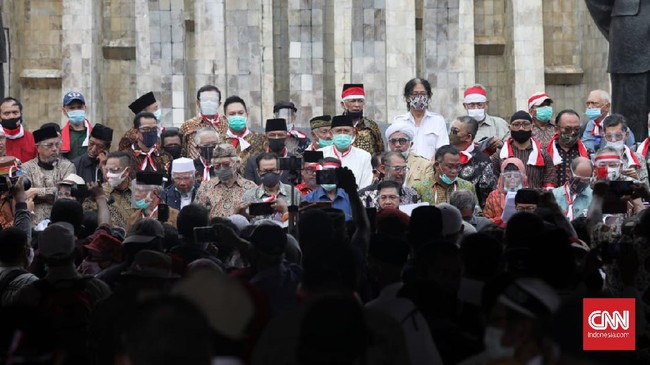 Deklarator Koalisi Aksi Menyelamatkan Indonesia (KAMI) Anton Permana dijatuhkan vonis hukuman 10 bulan penjara terkait kasus Omnibus Law.