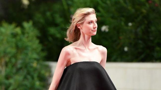 Aktris dalam film Tenet, Elizabeth Debicki, akan berperan sebagai Putri Diana di serial The Crown yang diproduksi Netflix.