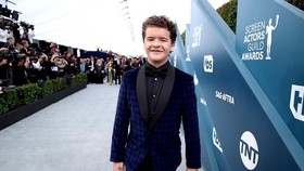 Produksi Ditunda, Aktor Stranger Things Kerja di Restoran