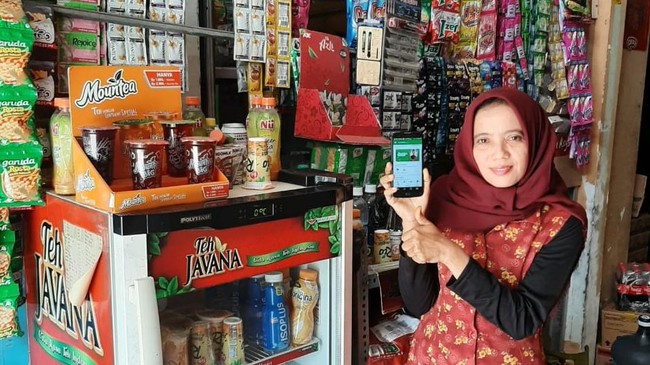 Sumarni membuktikan bahwa dengan digitalisasi warung bersama Grab ia mampu menguliahkan anak, menghidupi keluarga serta karyawannya di tengah pandemi.