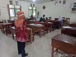 Hari Pertama Sekolah Tatap Muka di Tiga SMA Blitar, Siswa Hadir 20 Persen