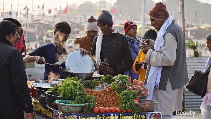 Ini 5 Bahaya Makan Sambil Berdiri, Jangan Dibiasakan ya!
