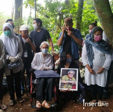 Jenazah Istri Adi Kurdi Dimakamkan di Samping Makam Sang Suami