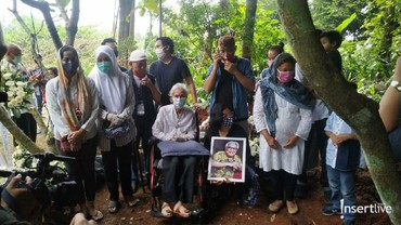 Jenazah Istri Adi Kurdi Dimakamkan di Samping Makam Sang Suami