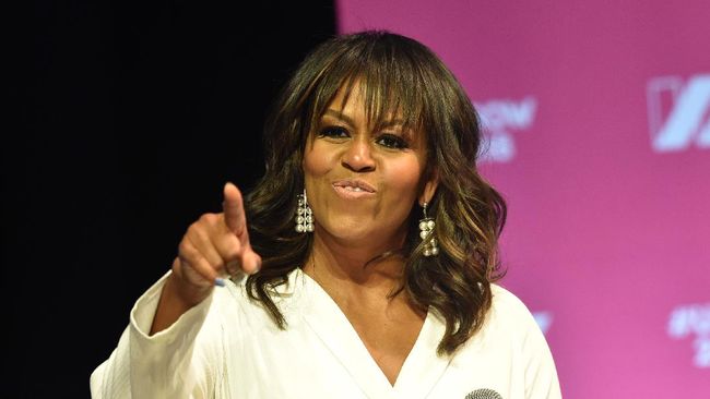Michelle Obama akan merilis acara memasak bertajuk Waffles + Mochi. Dalam acara itu, ia akan ditemani dua boneka bernama Waffles dan Mochi.