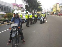 Pemotor Lawan Arus-Angkat Motor Hindari Razia di Margonda, Ini Kata Polisi