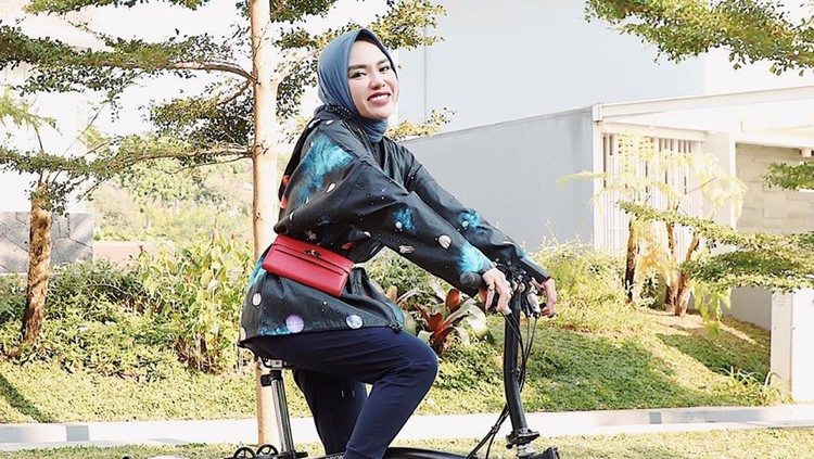 6 OOTD Hijab untuk Bersepeda ala Ibu Muda Pakai Tas  