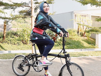 6 OOTD Hijab untuk Bersepeda ala Ibu Muda, Pakai Tas Ratusan Juta