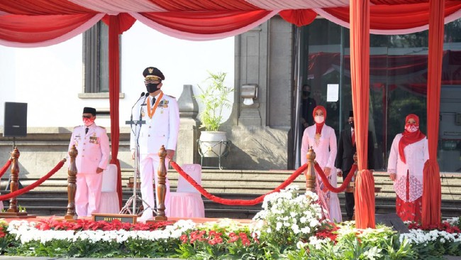Gubernur Jabar Ridwan Kamil menegaskan bahwa pengendalian Covid-19 dan pemulihan ekonomi harus berjalan beriringan.