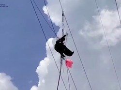 Penerjun Payung Tersangkut Kabel Listrik saat HUT RI, Pasokan Aman?