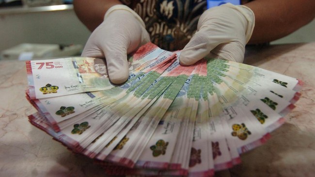 Masyarakat berbondong-bondong memesan penukaran uang baru Rp75 ribu. Salah satu warga DKI, bahkan menukar uang hingga ke Pangkalpinang.