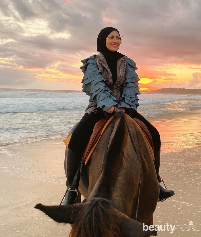 Tak melewatkan momen seru bersama salah satu icon Sumba, Rachel Vennya memilih berkuda sambil menikmati indahnya senja di pantai. Outfit yang dikenakan Rachel saat berkuda juga nggak kalah kece ya. Blazer dengan aksen kain bertumpuk, kacamata besar dan sepatu boot selutut bikin penampilan Rachel Vennya keren abis! (instagram.com/rachelvennya/)