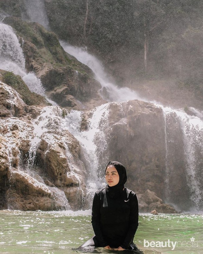 Jadi trending topik lantaran liburan di resort mewah, Rachel Vennya sempat dipusingkan dengan komentar negatif warganet. Berendam sambil menikmatisuara air terjun di Lapopu Waterfall jadi cara Rachel Vennya menenangkan dirinya. (instagram.com/rachelvennya/)