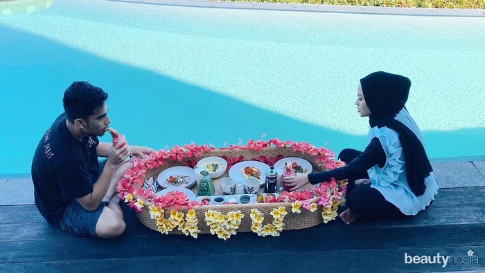 Tak hanya berlibur, kamu juga bisa romantis-romantisan bersama pasangan di pinggir pantai. Seperti sarapan romantis ala Rachel Vennya dan Niko dengan nampan besar dan bunga disekelilingnya. Ditemani suara deburan ombak pantai Nihi yang bikin suasana makin syahdu. (Foto: instagram.com/rachelvennya/)