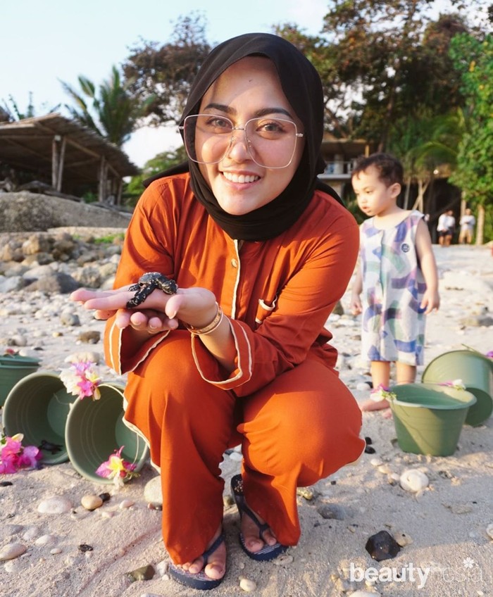Berkeliling menikmati indahnya pantai Nihi, Rachel Vennya mengajak Xabiru melihat pelepasan bayi-bayi penyu ke laut. Selebgram yang selalu menginspirasi ini juga mengajak Xabiru ikut melepas langsung bayi penyu. (instagram.com/rachelvennya/)