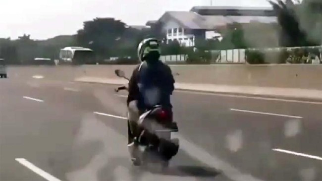 Viral video rombongan pemotor masuk dan ruas Tol Jagorawi, tepatnya di dekat pintu keluar Gerbang Tol TMII mengarah ke Bogor viral di media sosial.