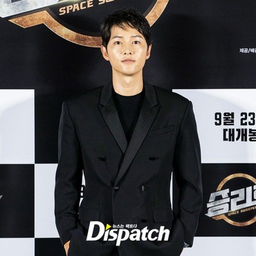 Penampilan Terbaru Song Joong Ki di Depan Publik, Wajah Glowing Jadi Sorotan