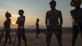 FOTO: Suku Amazon Blokade Jalan Tuntut Bantuan Corona Penduduk asli hutan Amazon Brasil melakukan unjuk rasa dengan memblokir jalan raya utama untuk menuntut bantuan pandemi virus orona.