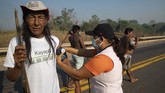 FOTO: Suku Amazon Blokade Jalan Tuntut Bantuan Corona Penduduk asli hutan Amazon Brasil melakukan unjuk rasa dengan memblokir jalan raya utama untuk menuntut bantuan pandemi virus orona.