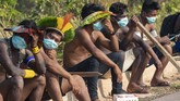 FOTO: Suku Amazon Blokade Jalan Tuntut Bantuan Corona Penduduk asli hutan Amazon Brasil melakukan unjuk rasa dengan memblokir jalan raya utama untuk menuntut bantuan pandemi virus orona.