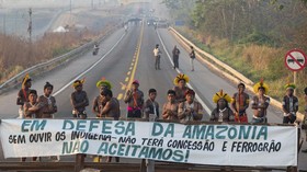 Suku Amazon di Brasil Buka Blokade Jalan, Tetap Tagih Bantuan