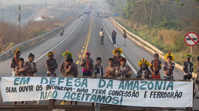 Anggota suku Kayapo Mekranoti memutuskan membuka sementara unjuk rasa blokade jalan raya utama di Amazon, Brasil, sejak 17 Agustus.