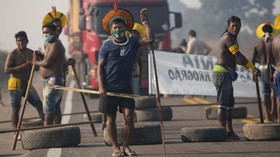 FOTO: Suku Amazon Blokade Jalan Tuntut Bantuan Corona
